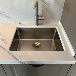 Mobilier la comandă pentru bucătărie NORVINIA, cu mânere metalice aplicate și blat din cuarț compozit