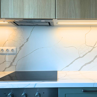 Mobilier la comandă pentru bucătărie NORVINIA, cu mânere metalice aplicate și blat din cuarț compozit