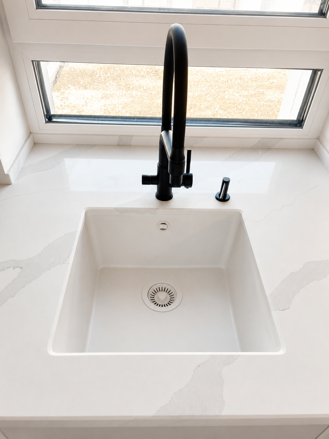 Mobilier de bucătărie NORVINIA, cu fronturi din MDF termoformat uni și textură lemn, blat din cuarț compozit și mânere tip profil GOLA
