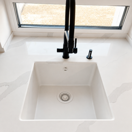 Mobilier de bucătărie NORVINIA, cu fronturi din MDF termoformat uni și textură lemn, blat din cuarț compozit și mânere tip profil GOLA