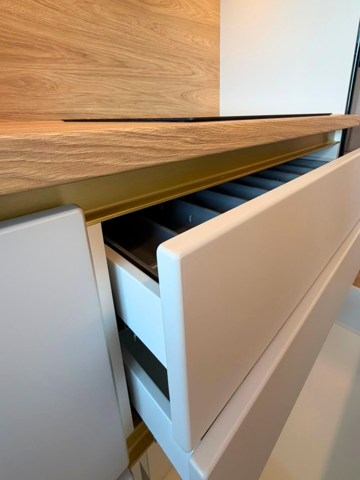 Mobilier din MDF termoformat cu blat din termorezistent și mânere tip profil GOLA
