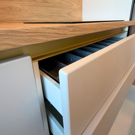 Mobilier din MDF termoformat cu blat din termorezistent și mânere tip profil GOLA