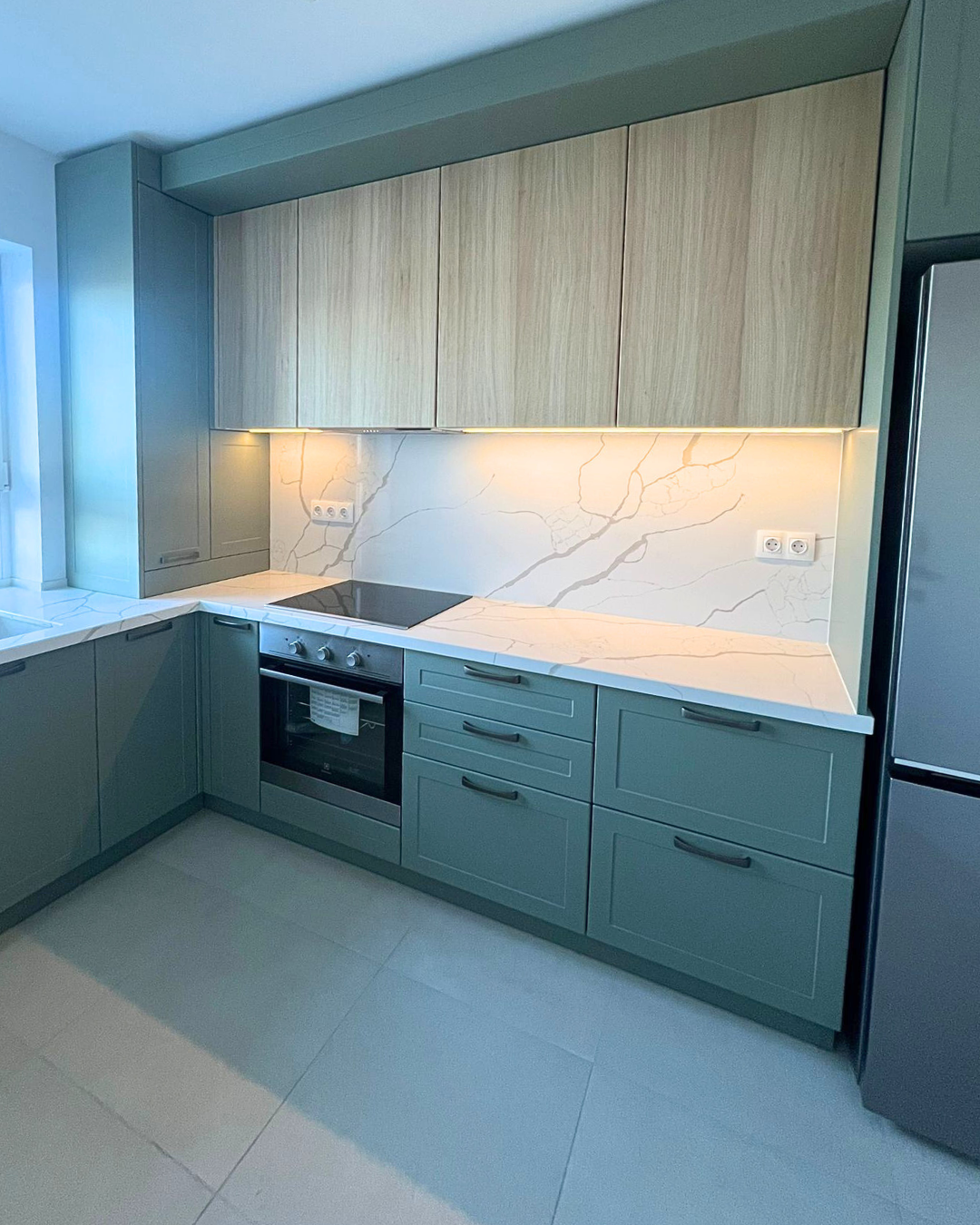 Mobilier la comandă pentru bucătărie NORVINIA, cu mânere metalice aplicate și blat din cuarț compozit