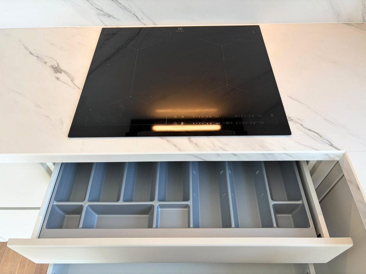 Mobilier din MDF termoformat cu blat din cuarț compozit și mânere GOLA
