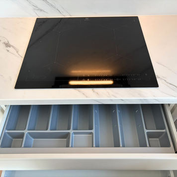 Mobilier din MDF termoformat cu blat din cuarț compozit și mânere GOLA