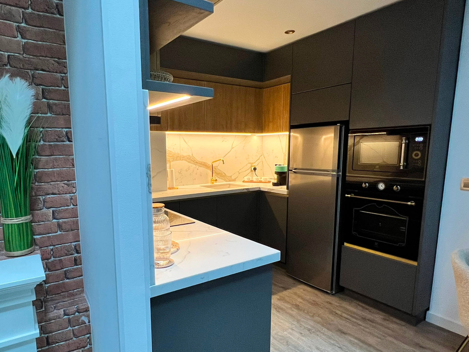 Mobilier din MDF termoformat cu blat și contrablat din cuarț compozit, cu mânere tip profil GOLA