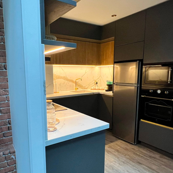 Mobilier din MDF termoformat cu blat și contrablat din cuarț compozit, cu mânere tip profil GOLA