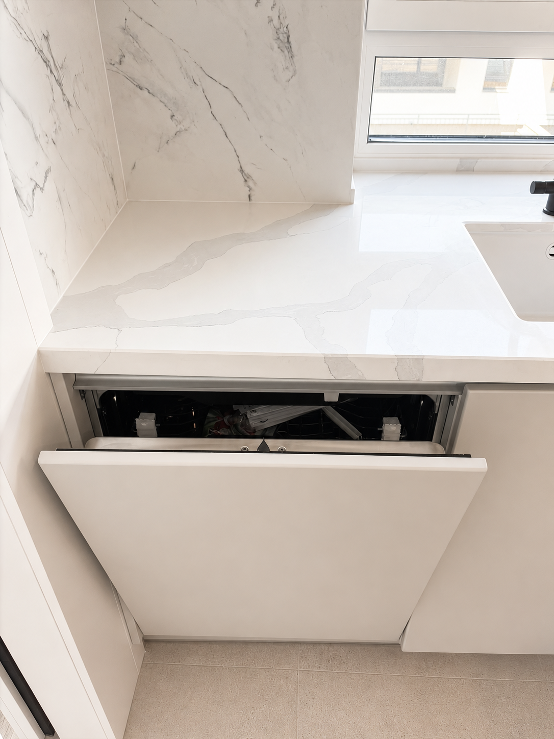 Mobilier de bucătărie NORVINIA, cu fronturi din MDF termoformat uni și textură lemn, blat din cuarț compozit și mânere tip profil GOLA