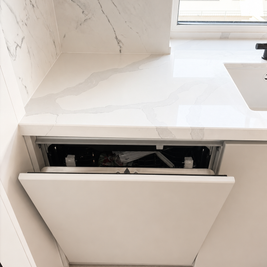 Mobilier de bucătărie NORVINIA, cu fronturi din MDF termoformat uni și textură lemn, blat din cuarț compozit și mânere tip profil GOLA