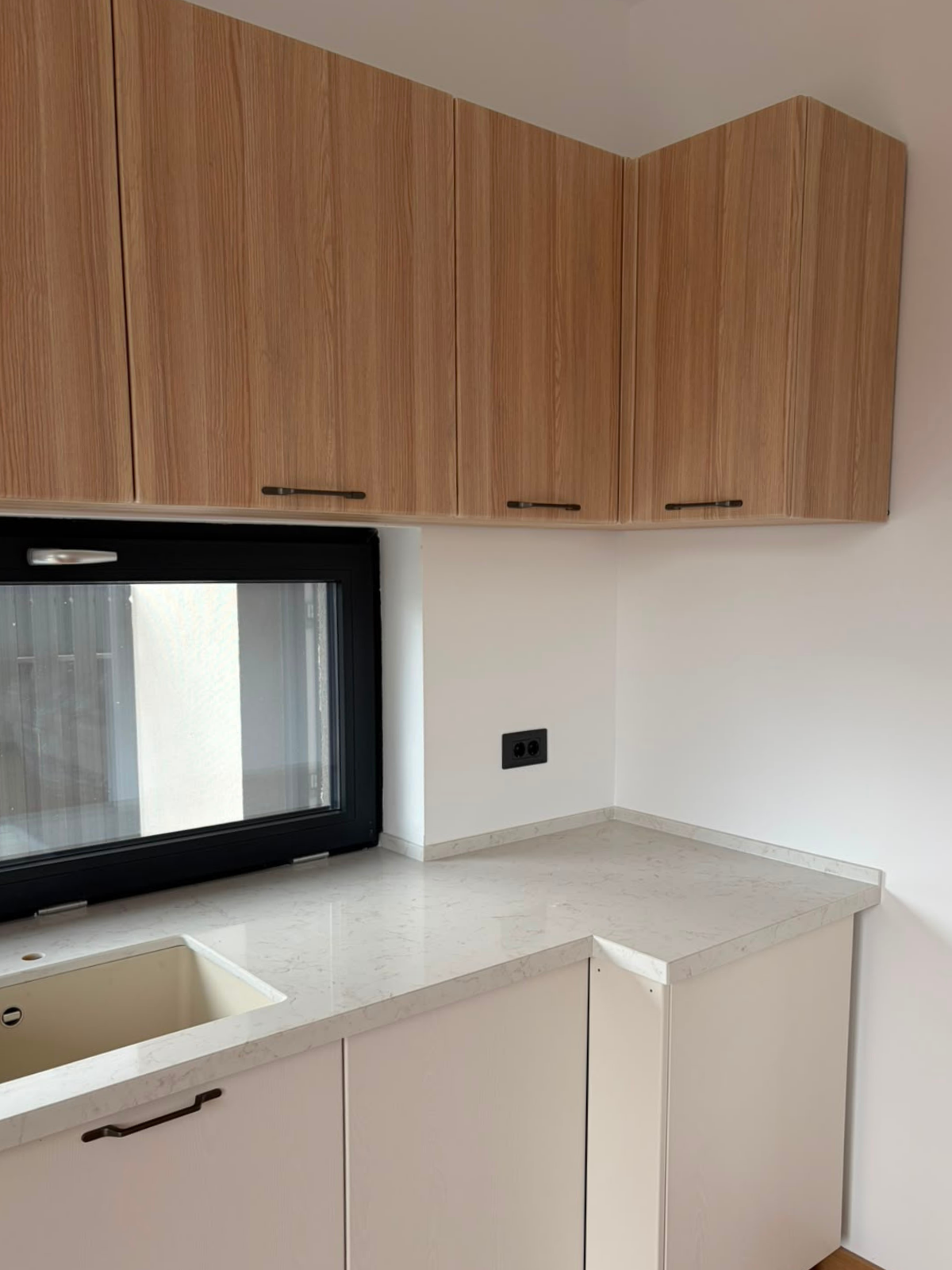 Mobilier din MDF termoformat cu blat din cuarț compozit și mânere metalice aplicate