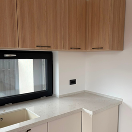 Mobilier din MDF termoformat cu blat din cuarț compozit și mânere metalice aplicate