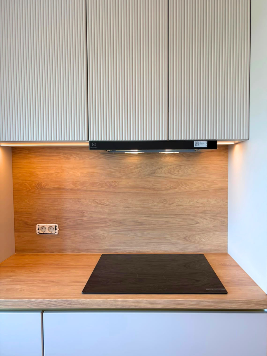 Mobilier din MDF termoformat cu blat din termorezistent și mânere tip profil GOLA