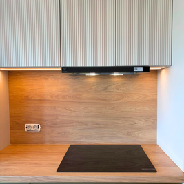 Mobilier din MDF termoformat cu blat din termorezistent și mânere tip profil GOLA