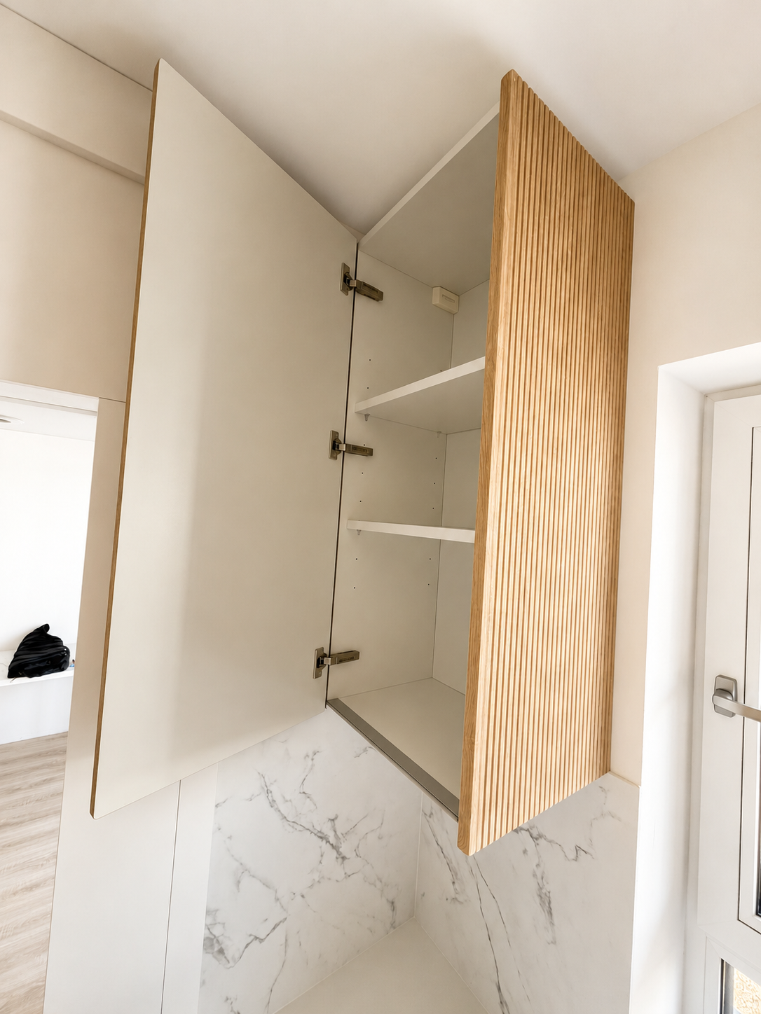 Mobilier de bucătărie NORVINIA, cu fronturi din MDF termoformat uni și textură lemn, blat din cuarț compozit și mânere tip profil GOLA