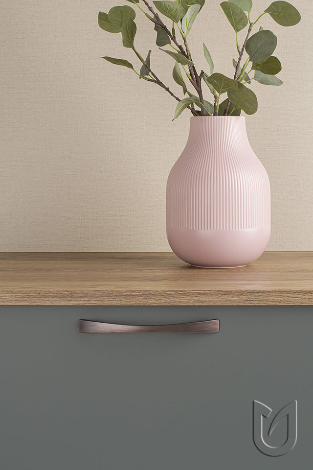 Mâner pentru mobilier Tulip Vali – cupru antichizat închis (old copper), finisaj șlefuit, interax 96 mm