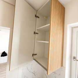 Mobilier de bucătărie NORVINIA, cu fronturi din MDF termoformat uni și textură lemn, blat din cuarț compozit și mânere tip profil GOLA