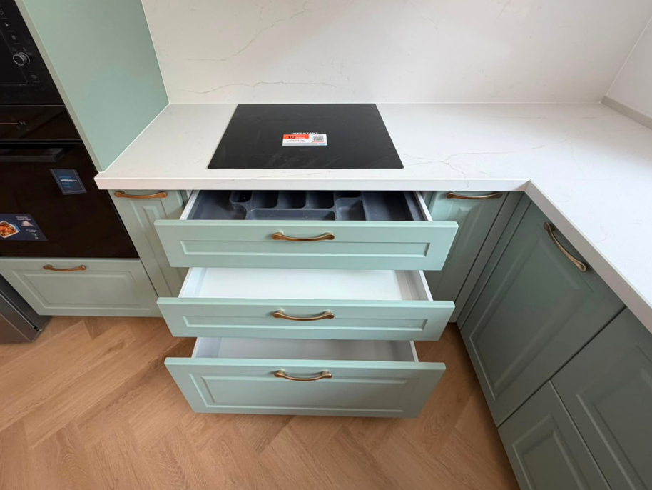 Mobilier de bucătărie din MDF termoformat cu blat din cuarț și mânere metalice aplicate aurii