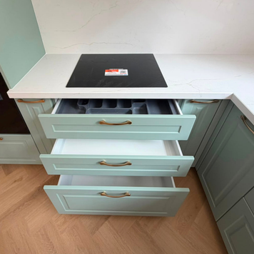 Mobilier de bucătărie din MDF termoformat cu blat din cuarț și mânere metalice aplicate aurii