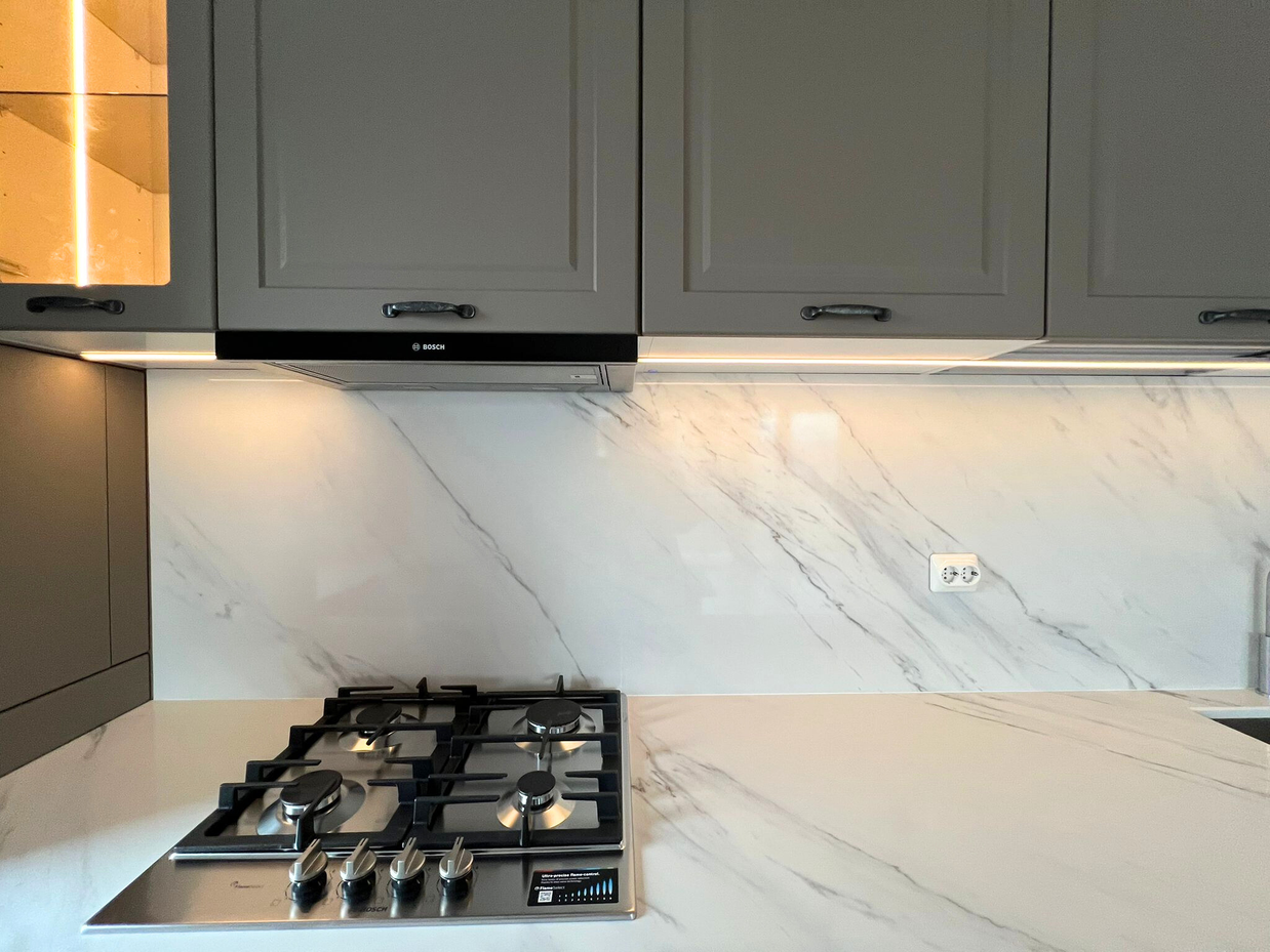 Mobilier la comandă pentru bucătărie NORVINIA, cu mânere metalice aplicate și blat din cuarț compozit