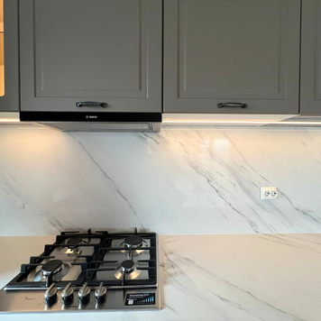 Mobilier la comandă pentru bucătărie NORVINIA, cu mânere metalice aplicate și blat din cuarț compozit