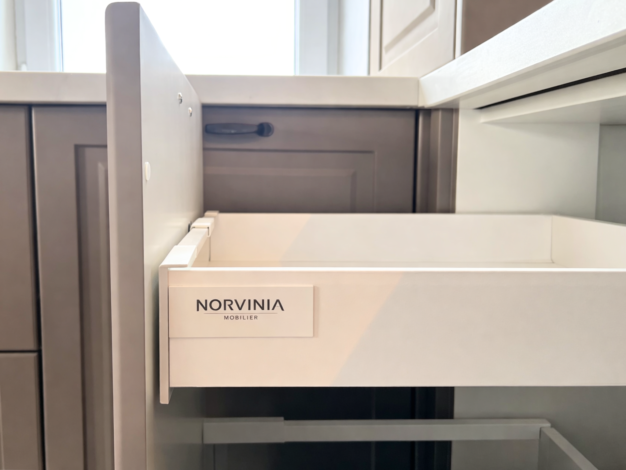 Mobilier la comandă pentru bucătărie NORVINIA, cu mânere metalice aplicate și blat din cuarț compozit