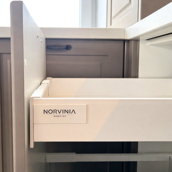 Mobilier la comandă pentru bucătărie NORVINIA, cu mânere metalice aplicate și blat din cuarț compozit