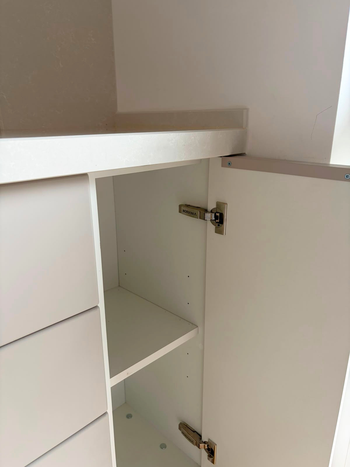 Mobilier de bucătărie din MDF termoformat, cu blat din cuarț și mânere aplicate
