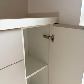 Mobilier de bucătărie din MDF termoformat, cu blat din cuarț și mânere aplicate
