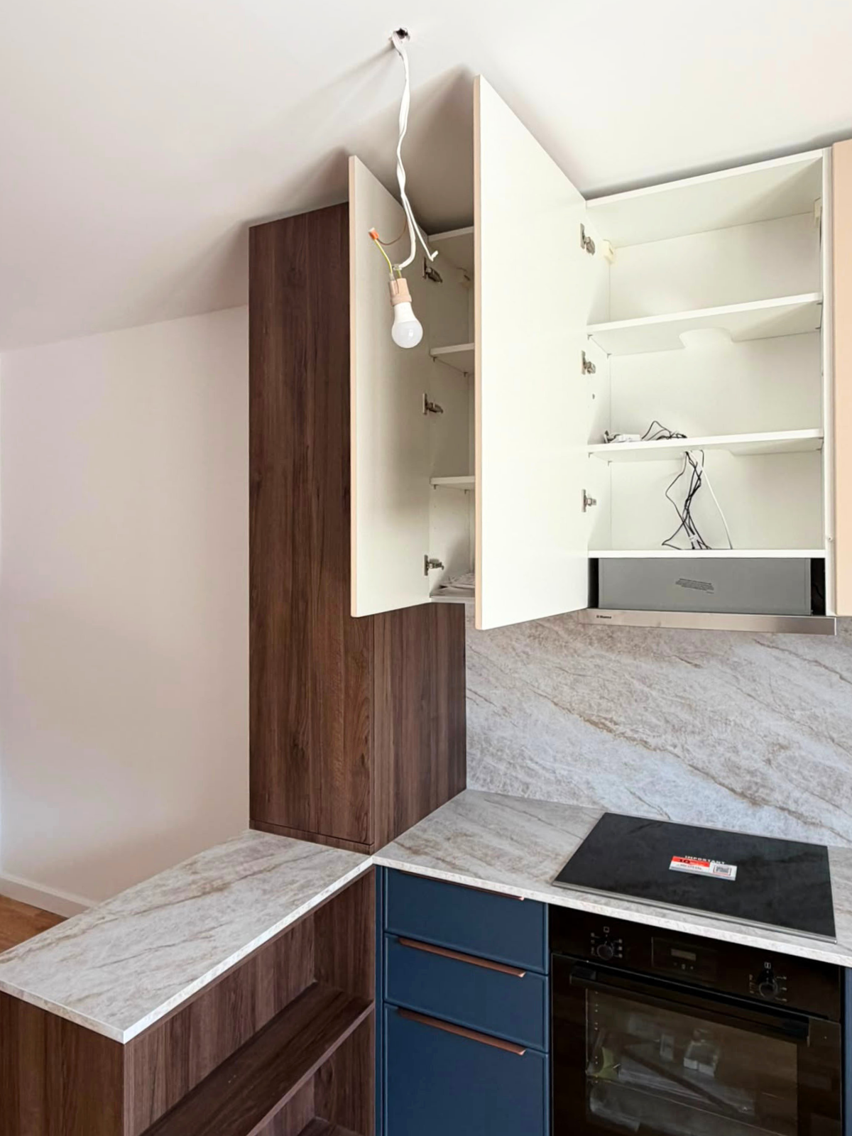 Mobilier din MDF termoformat cu blat termorezistent și mânere metalice aplicate/tip profil GOLA