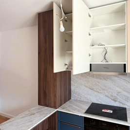Mobilier din MDF termoformat cu blat termorezistent și mânere metalice aplicate/tip profil GOLA