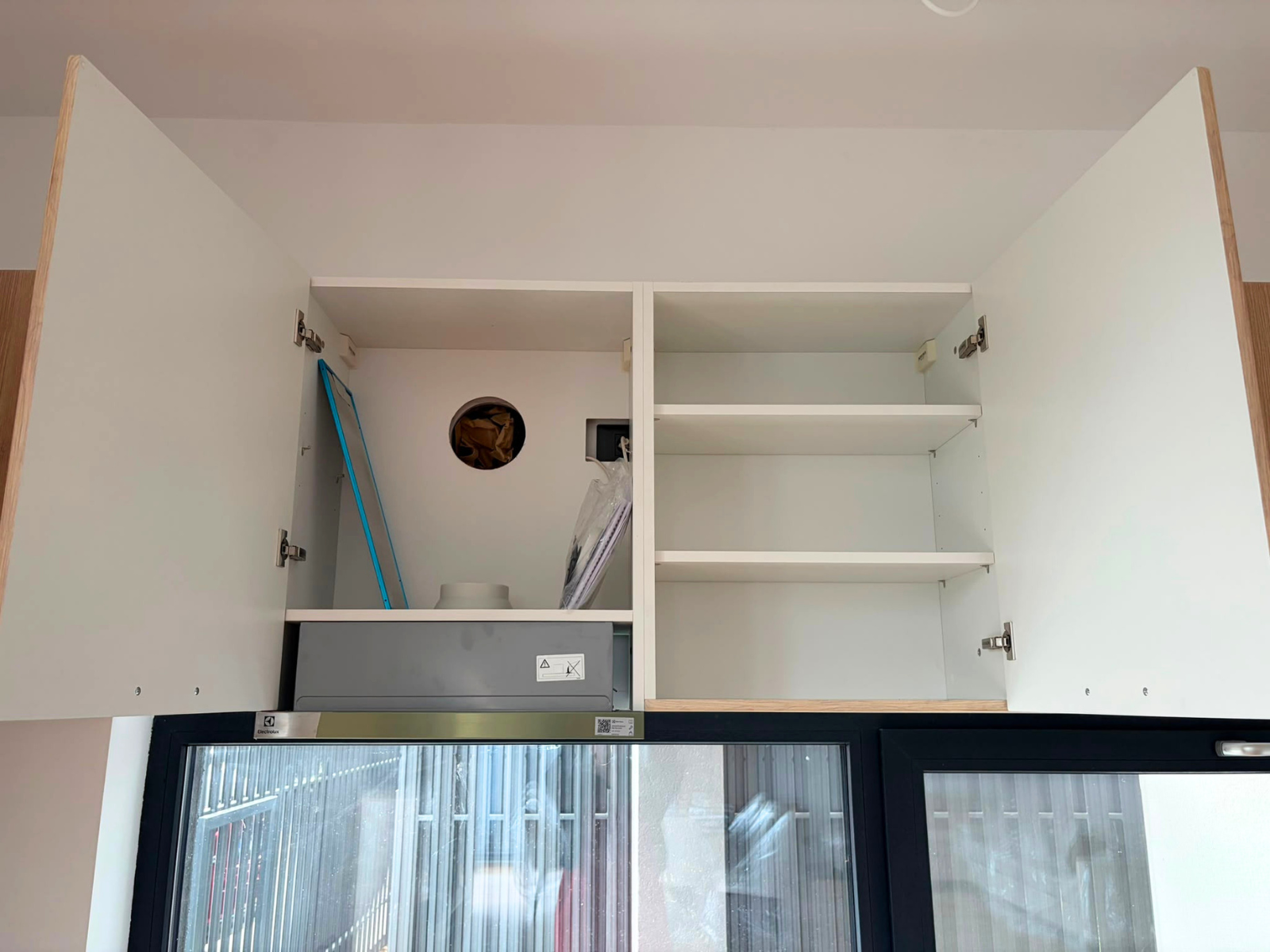Mobilier din MDF termoformat cu blat din cuarț compozit și mânere metalice aplicate