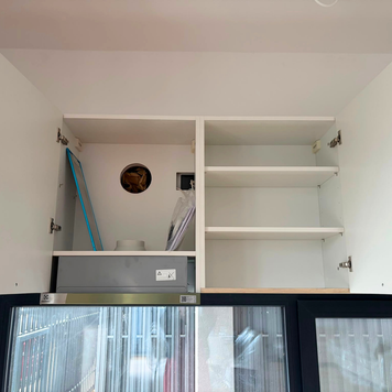 Mobilier din MDF termoformat cu blat din cuarț compozit și mânere metalice aplicate