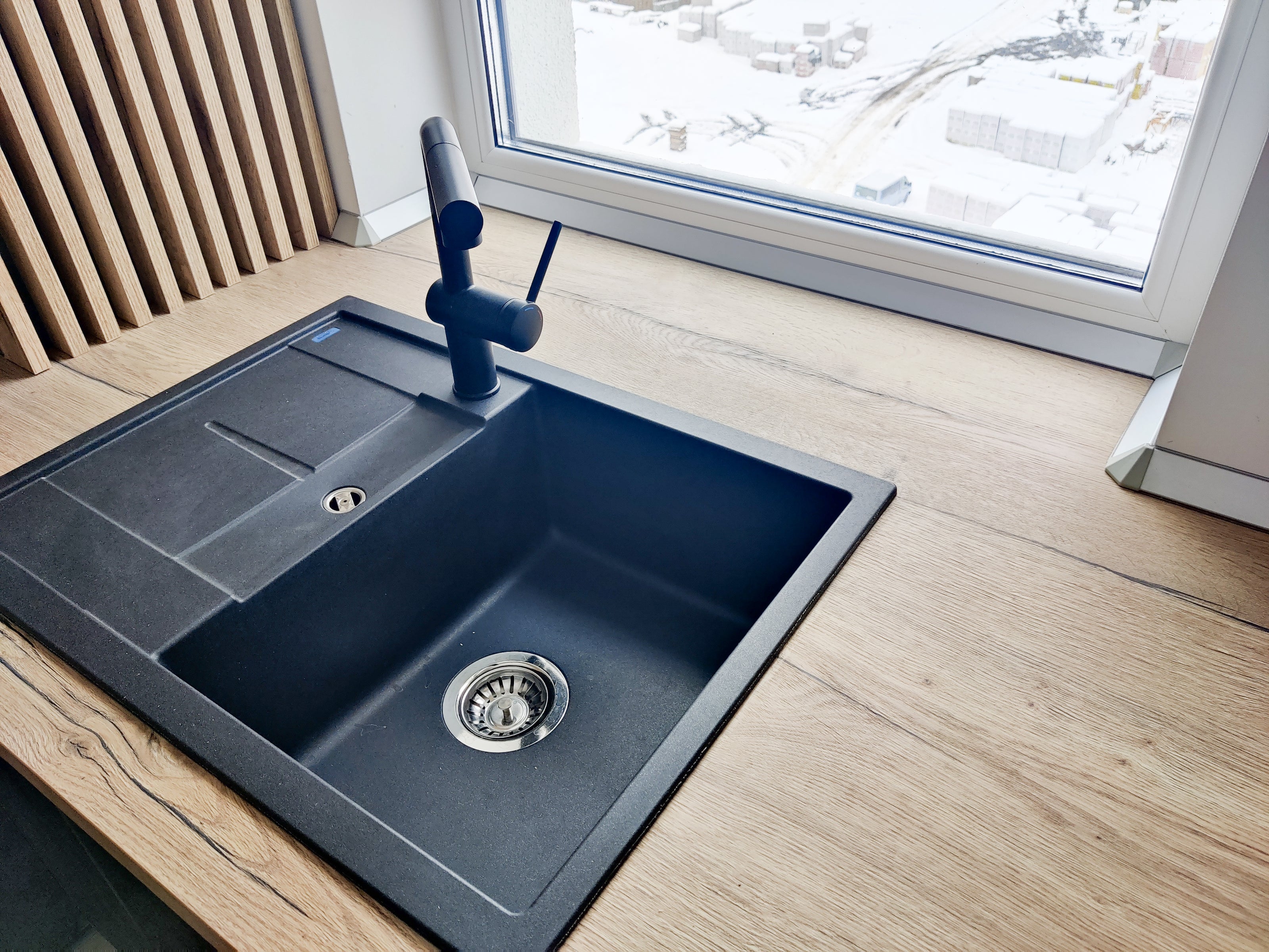 Mobilă de bucătărie din MDF termoformat fabricată la comandă de NORVINIA cu blat termorezistent și îmbinare colț invizibilă