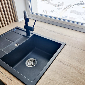 Mobilă de bucătărie din MDF termoformat fabricată la comandă de NORVINIA cu blat termorezistent și îmbinare colț invizibilă