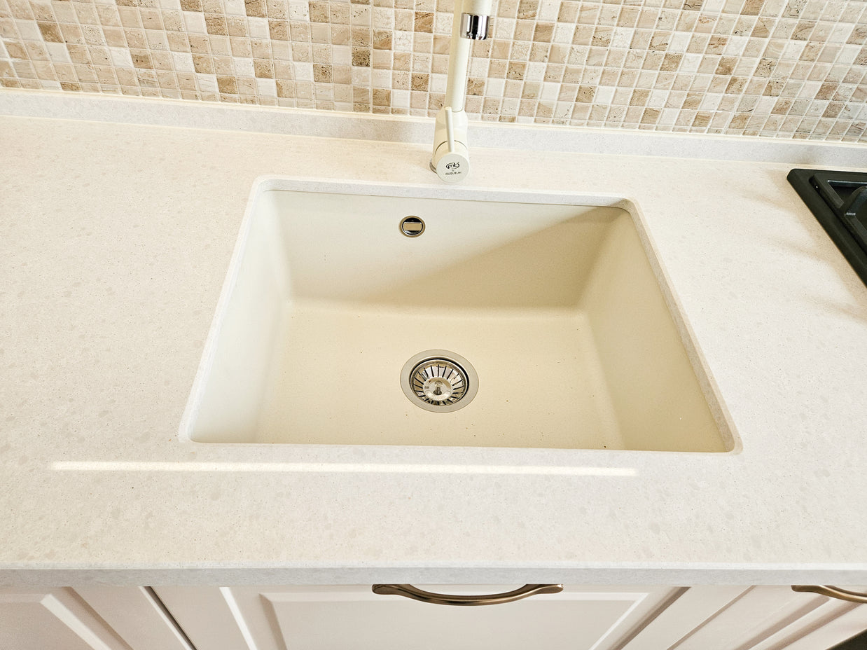 Mobilă de bucătărie fabricată la comandă de NORVINIA cu blat și glaf geam din cuarț compozit, mobilier din MDF termoformat