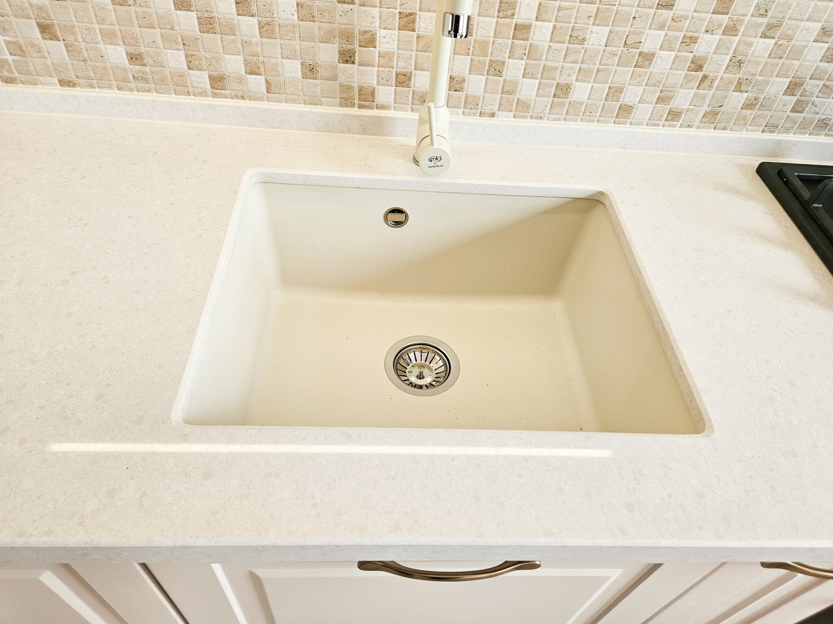 Mobilă de bucătărie fabricată la comandă de NORVINIA cu blat și glaf geam din cuarț compozit, mobilier din MDF termoformat