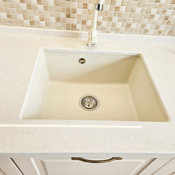 Mobilă de bucătărie fabricată la comandă de NORVINIA cu blat și glaf geam din cuarț compozit, mobilier din MDF termoformat