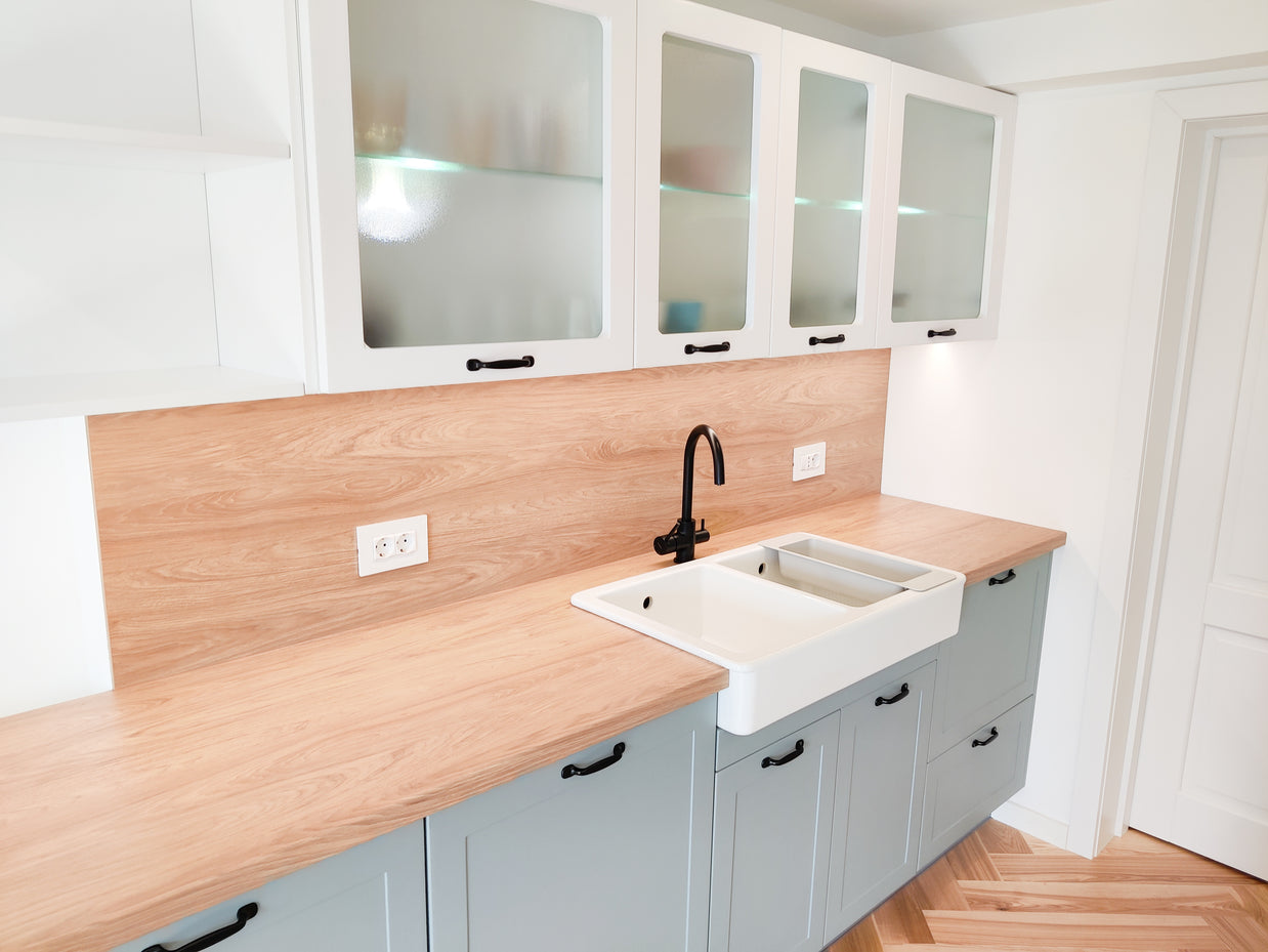 Mobilier de bucătărie NORVINIA din MDF termoformat cu insulă din cuarț compozit