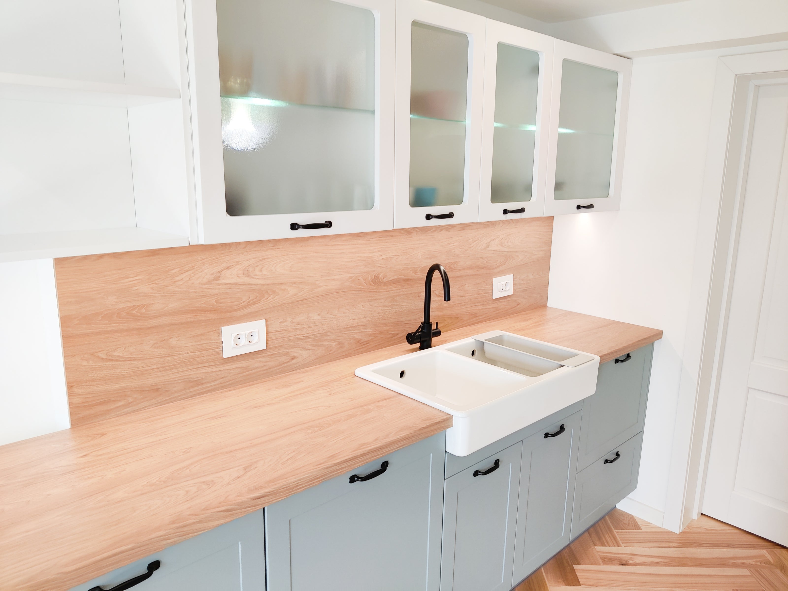 Mobilier de bucătărie NORVINIA din MDF termoformat cu insulă din cuarț compozit