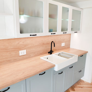 Mobilier de bucătărie NORVINIA din MDF termoformat cu insulă din cuarț compozit