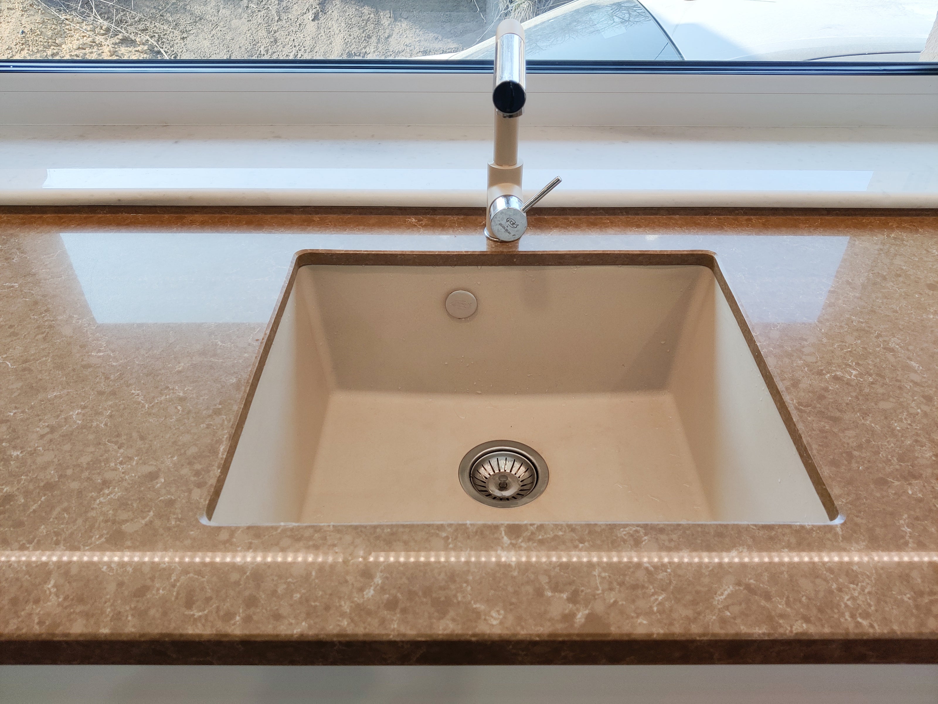 Mobilier de bucătărie NORVINIA din MDF cu blat din cuarț compozit, mânere Gola montate în spatele ușilor