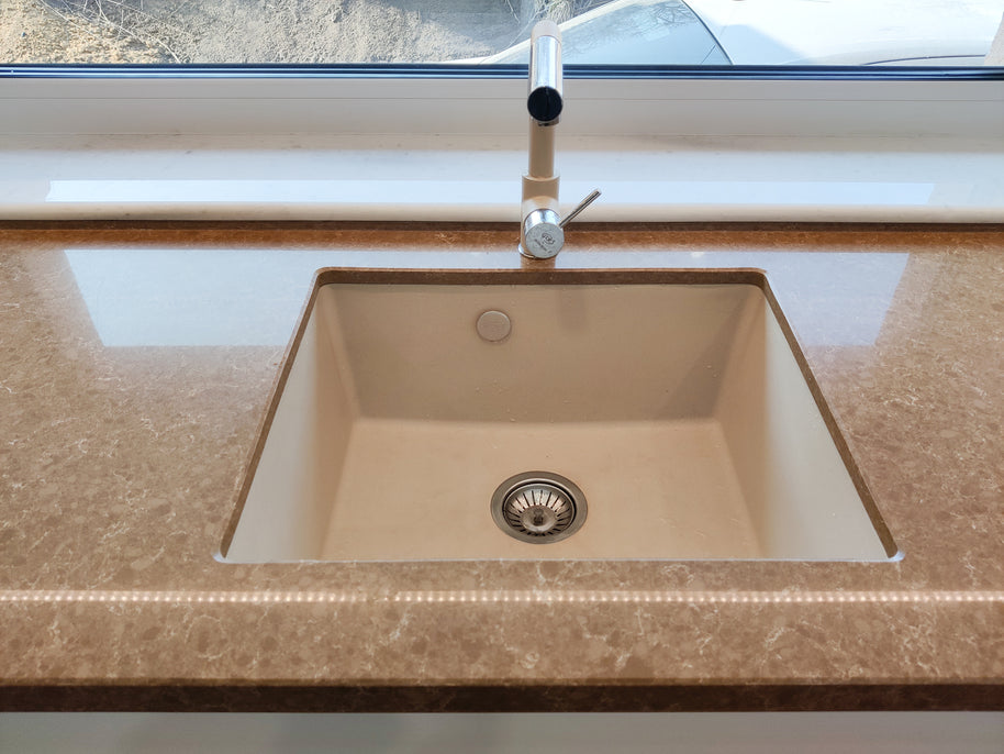 Mobilier de bucătărie NORVINIA din MDF cu blat din cuarț compozit, mânere Gola montate în spatele ușilor