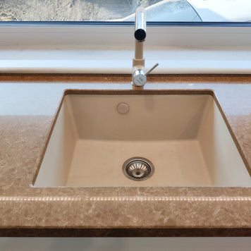 Mobilier de bucătărie NORVINIA din MDF cu blat din cuarț compozit, mânere Gola montate în spatele ușilor