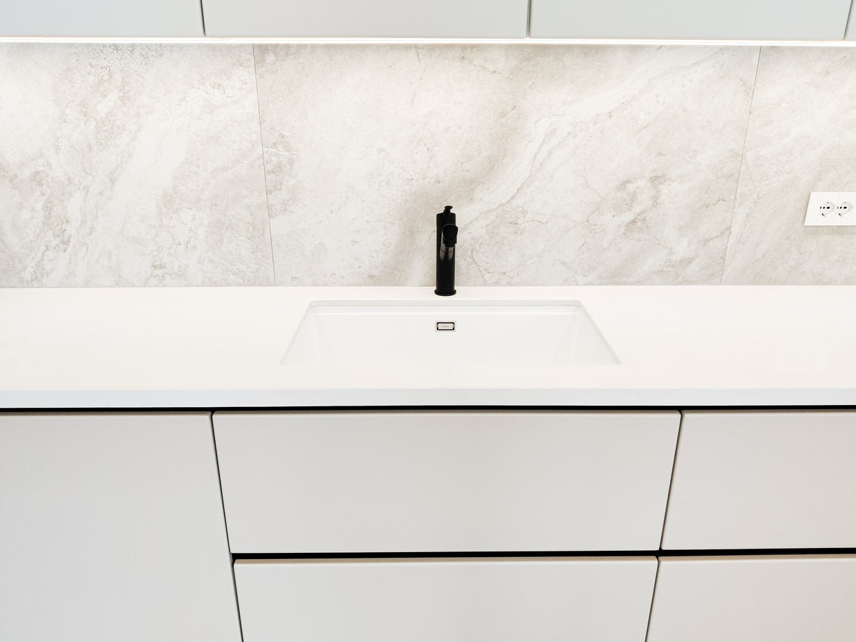 Mobilă de bucătărie fabricată la comandă de Norvinia cu blat din cuarț compozit, mobilier din MDF termoformat