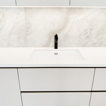 Mobilă de bucătărie fabricată la comandă de Norvinia cu blat din cuarț compozit, mobilier din MDF termoformat