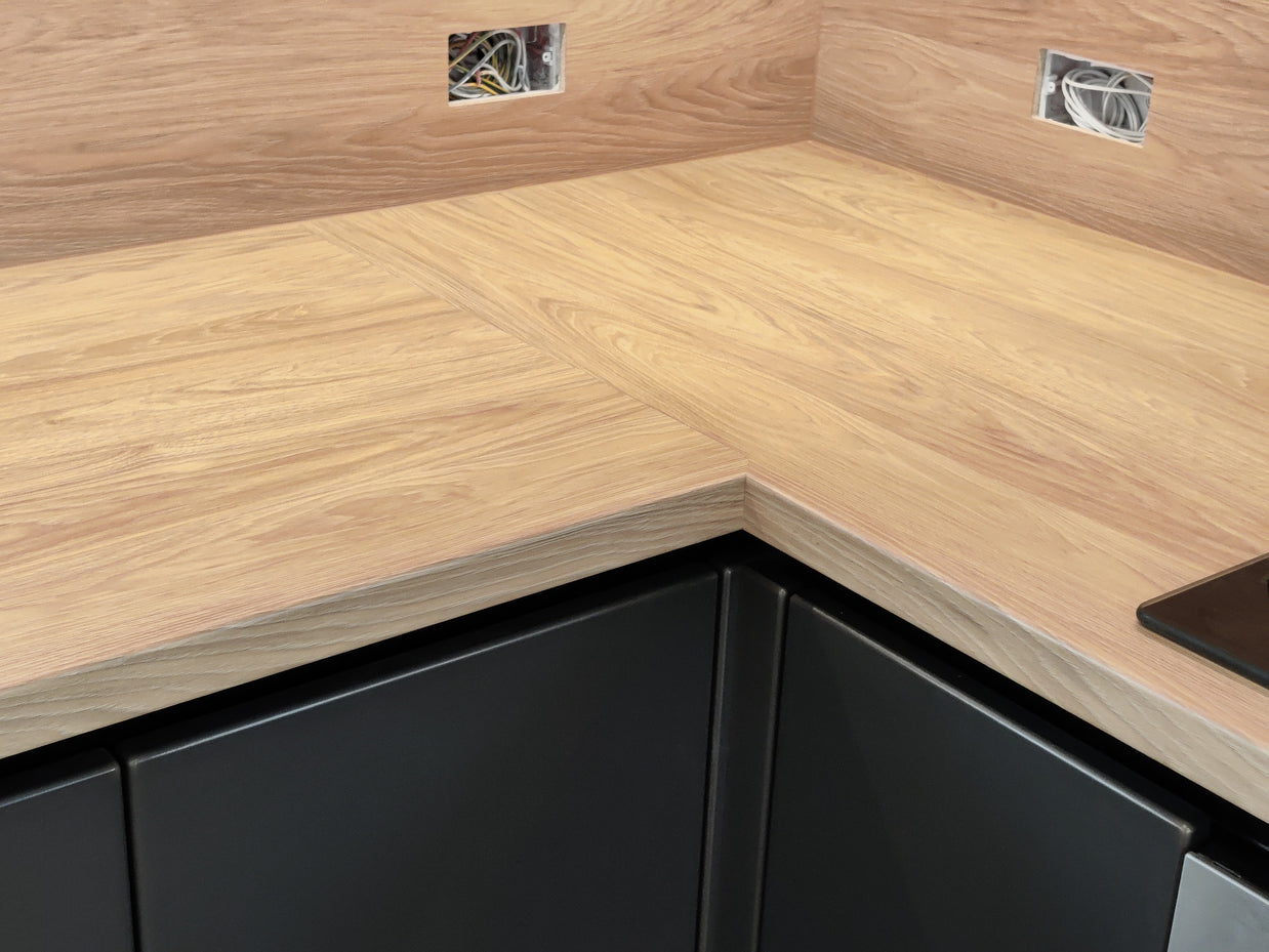 Mobilier de bucătărie NORVINIA cu blat, glaf și contrablat termorezistent, fronturi din MDF termoformat