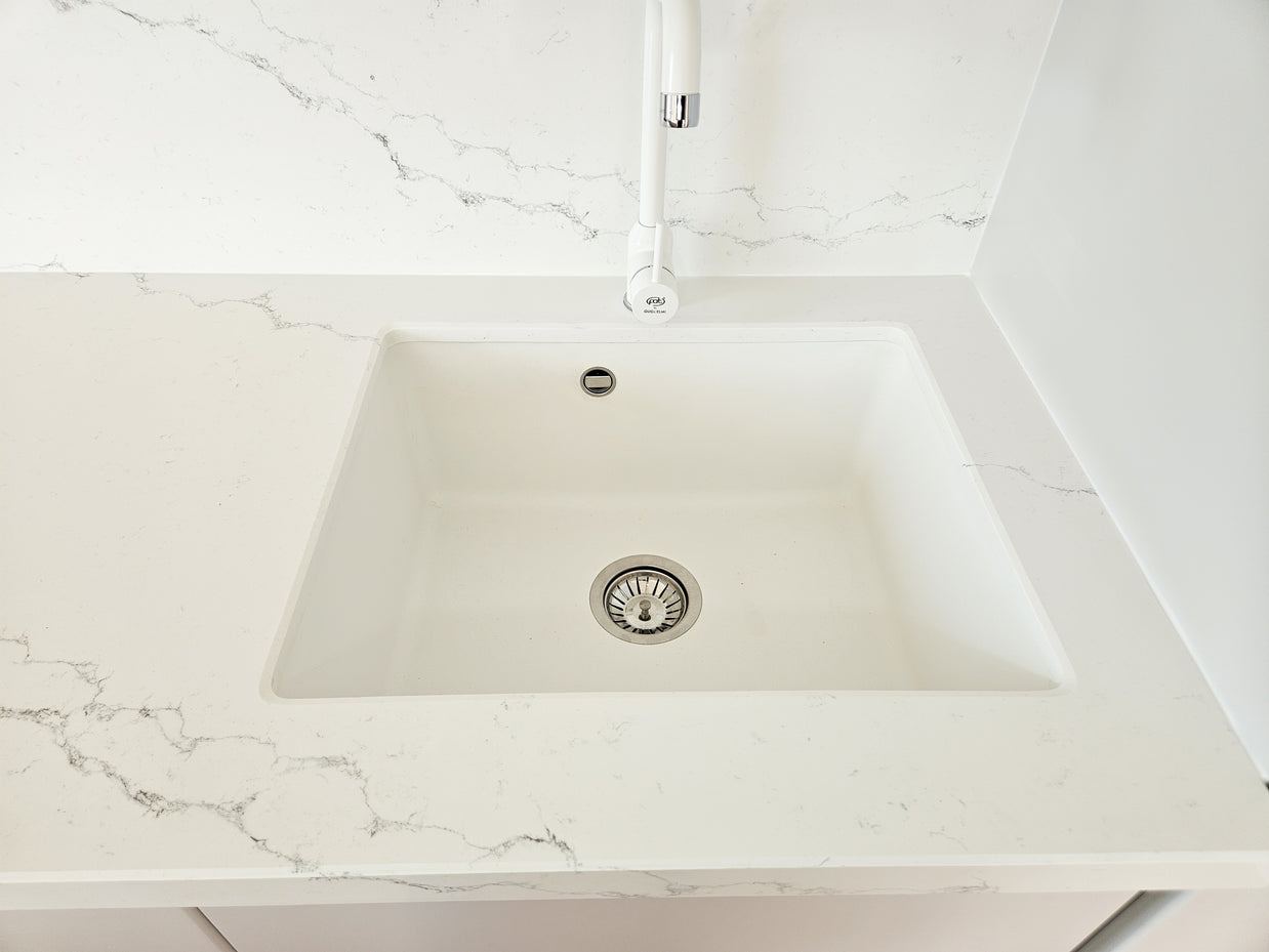 Mobilă de bucătărie fabricată la comandă de NORVINIA cu blat și glaf geam din cuarț compozit, mobilier din MDF termoformat