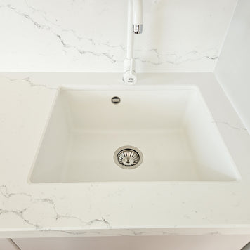 Mobilă de bucătărie fabricată la comandă de NORVINIA cu blat și glaf geam din cuarț compozit, mobilier din MDF termoformat