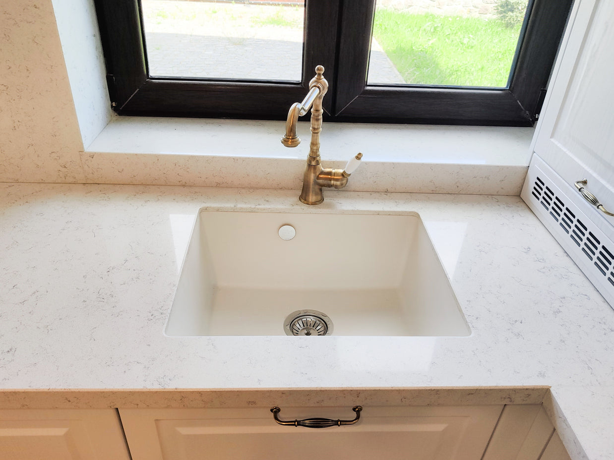 Mobilă de bucătărie din MDF termoformat fabricată la comandă de NORVINIA cu blat din cuarț compozit și chiuvetă montată sub blat