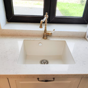 Mobilă de bucătărie din MDF termoformat fabricată la comandă de NORVINIA cu blat din cuarț compozit și chiuvetă montată sub blat